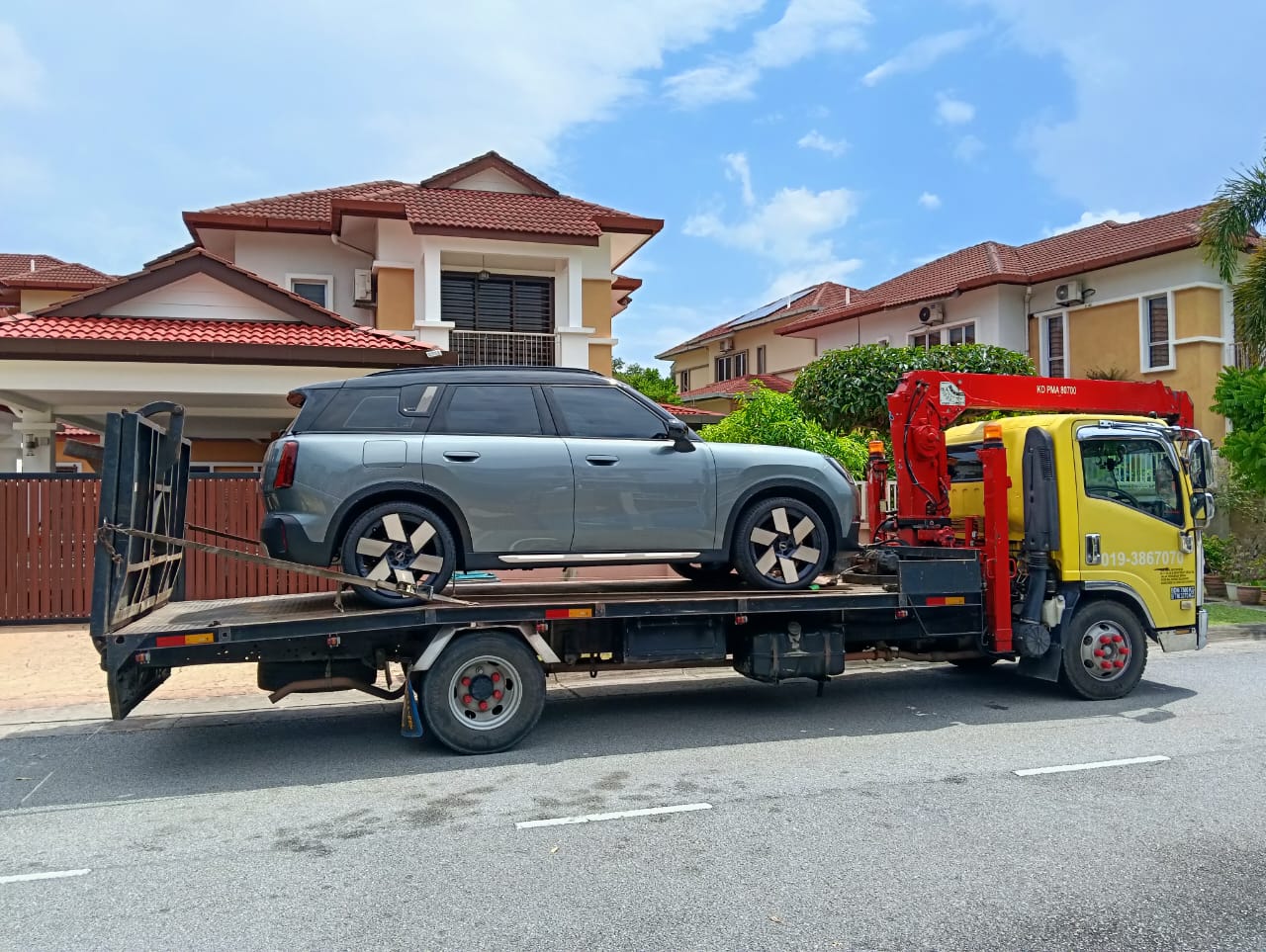 Trak tunda Towing Skudai bersedia membantu pemandu di kawasan Taman Universiti
