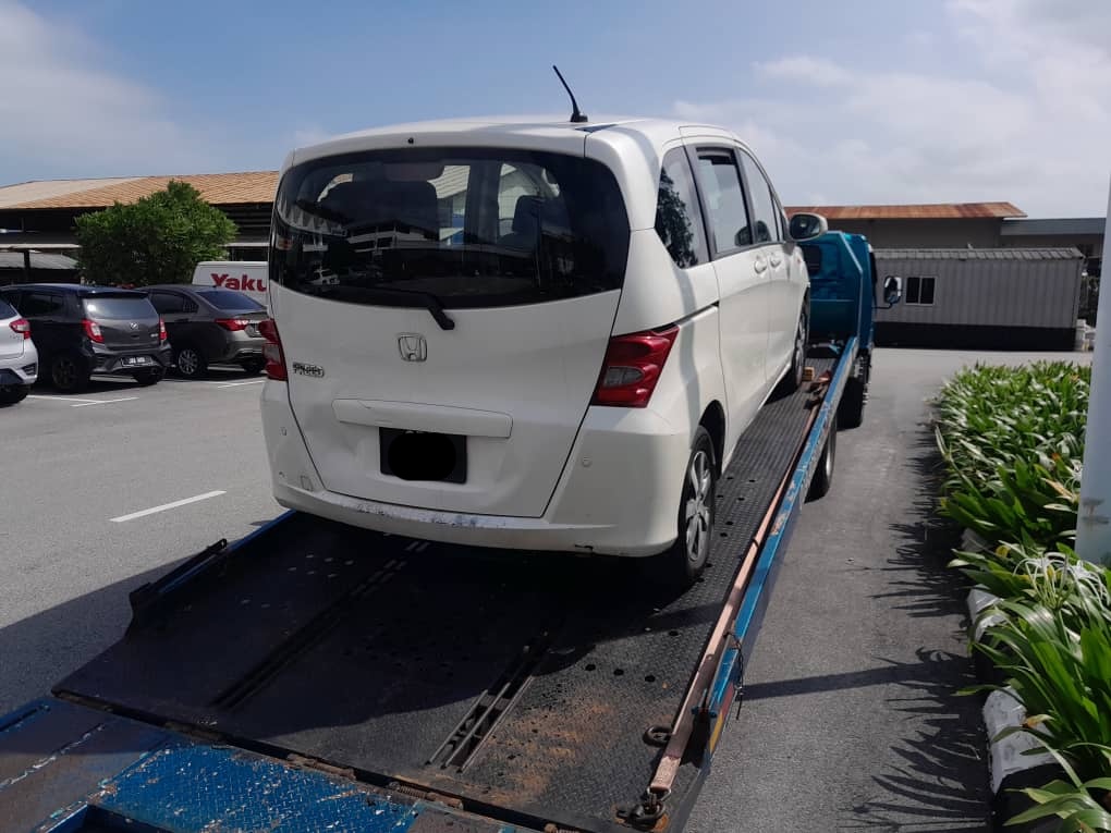 Pemandu Towing Skudai menyediakan trak tunda untuk kenderaan pelanggan